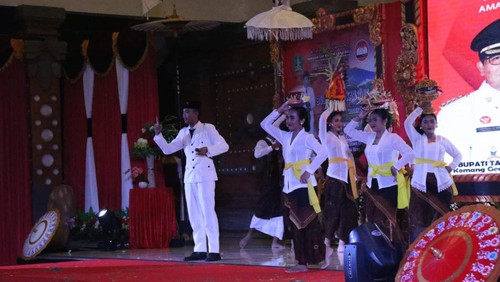 Salah satu adegan teatrikal Bung Karno dan Romansa Tirta Empul yang dipertunjukkan pada pembukaan Bulan Bung Karno IV di Gedung Kesenian I Ketut Maria, Tabanan, Rabu (1/6/2022).