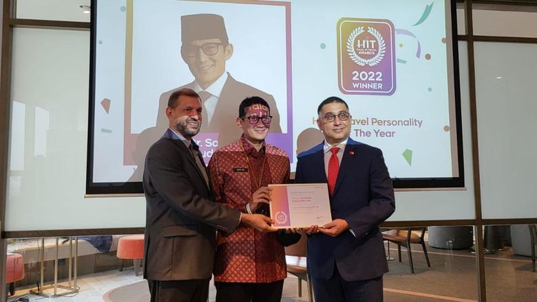 Menparekraf Sandiaga Salahuddin Uno menerima penghargaan Halal Travel Personality of The Year dari Crescentrating & Halaltrip Tahun 2022  yang di berikan oleh Fazal bahardeen dan didampingi Safdar Khan, Division President Southeast Asia Mastercard, Singapura (1/6/2022)