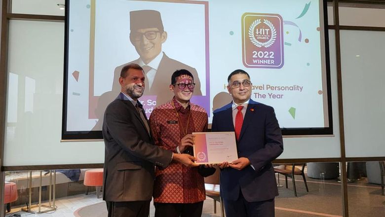 Sandiaga Salahuddin Uno Menparekraf Sandiaga Salahuddin Uno menerima penghargaan Halal Travel Personality of The Year dari Crescentrating & Halaltrip Tahun 2022 yang di berikan oleh Fazal bahardeen dan didampingi Safdar Khan, Division President Southeast Asia Mastercard, Singapura (1/6/2022)