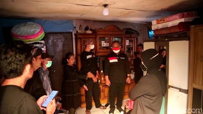 Sejumlah aktivis mendatangi rumah cucu dari Marhaen