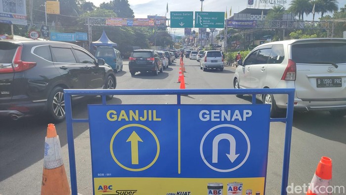 Sejumlah kendaraan yang menuju jalur Puncak, Kabupaten Bogor, Jabar diputar balik petugas kepolisian. Sebab kendaraan tersebut berpelat nomor genap. (Rizky AM/detikcom)
