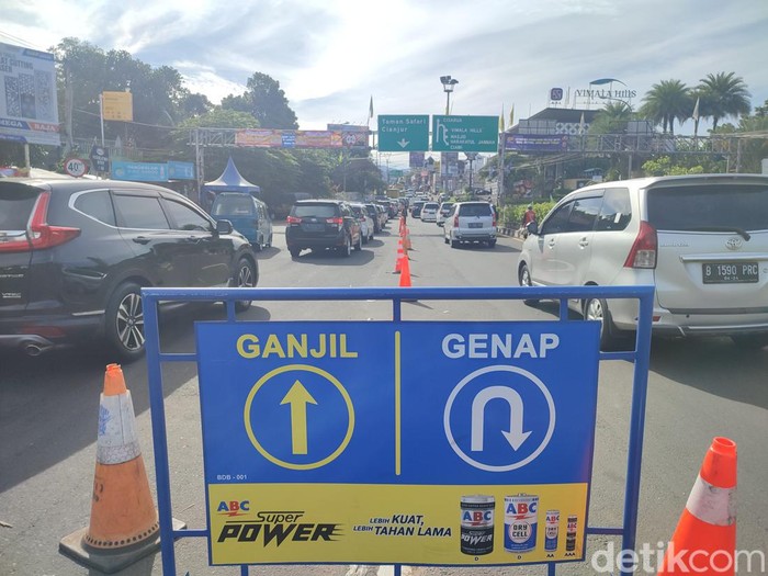 Sejumlah kendaraan yang menuju jalur Puncak, Kabupaten Bogor, Jabar diputar balik petugas kepolisian. Sebab kendaraan tersebut berpelat nomor genap. (Rizky AM/detikcom)