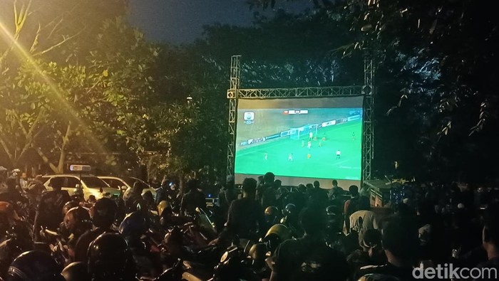 Sejumlah suporter yang tidak memiliki tiket masuk pertandingan Indonesia vs Bangladesh memutuskan menonton di layar besar di luar SJH