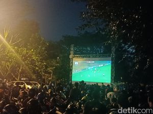 Sorak Sorai Penonton Laga Timnas Indonesia Vs Bangladesh di Luar SJH