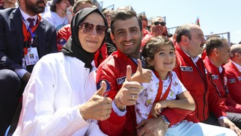 Mereka resmi menjalin mahligai rumah tangga pada tahun 2016 dan telah dikaruniai seorang anak. Foto: Twitter