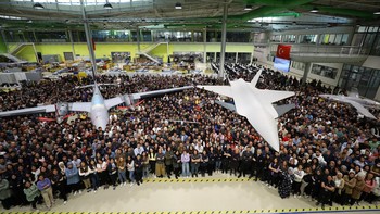 Nah saat ini, Baykar banyak dijalankan oleh anak Ezdemir, Selcuk Bayraktar dan saudaranya Haluk. Selcuk yang berusia 42 tahun, adalah Chief Technology Officer dan Haluk adalah sang CEO. Foto: Twitter