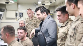 Selcuk mengatakan bahwa dia senang Bayraktar TB2 sukses diterjunkan di berbagai medan perang seperti di Suriah dan kini Ukraina. Ia terang-terangan menentang invasi Rusia ke Ukraina. Foto: Twitter