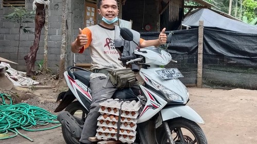 Seorang peternak ayam petelur I Gede Semara asal Desa Selumbung, Kecamatan Manggis, Kabupaten Karangasem, saat hendak mengirimkan telur kepada pelanggannya.