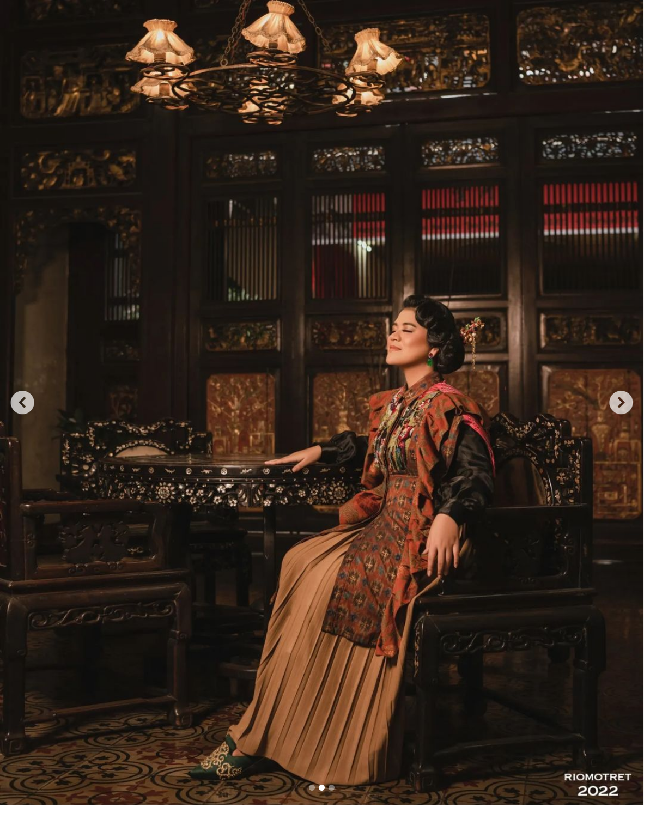 Kahiyang Ayu tampil memesona dalam balutan busana karya Mel Ahyar saat pemotretan di Rumah Tjong A Fie. Bangunan berlantai dua itu terletak di Jalan Ahmad Yani no 105. Foto: Dok. Instagram@ayanggkahiyang