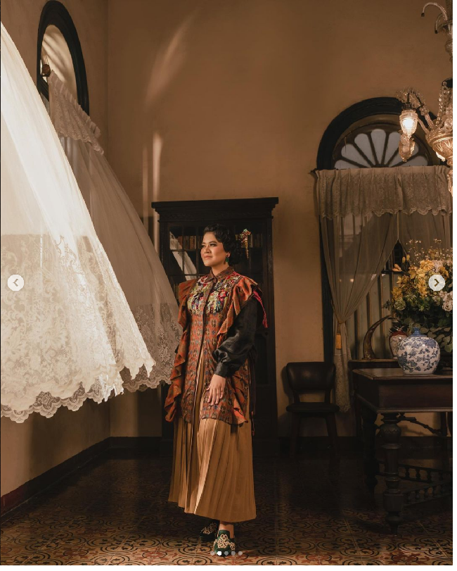 Kahiyang Ayu tampil memesona dalam balutan busana karya Mel Ahyar saat pemotretan di Rumah Tjong A Fie. Bangunan berlantai dua itu terletak di Jalan Ahmad Yani no 105. Foto: Dok. Instagram@doleytobing