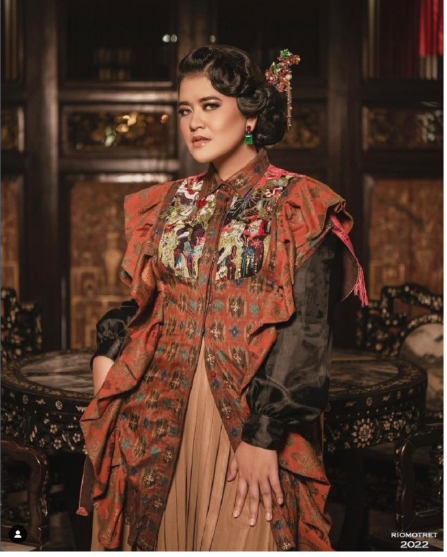 Kahiyang Ayu terlihat berbeda dengan tatanan rambut sanggul dan makeup karya makeup artist Rama Jee. Rama memuji gaya Kahiyang saat berpose memakai busana Mel Ahyar ini. “Penampilan paripurna @ayanggkahiyang Dalam kemanjaan sesi medan kemarin,” tulisnya. Foto: Dok. Instagram@ayanggkahiyang