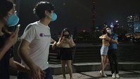 Pelonggaran tersebut telah terlihat di ibu kota China, Beijing yang kembali mengoperasikan sistem transportasi umum, dan membuka beberapa pusat perbelanjaan serta tempat-tempat lainnya karena infeksi telah mereda.  
