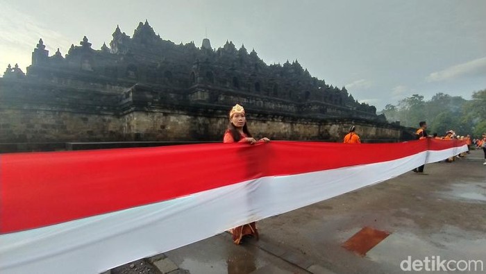 Suasana pembentangan bendera Merah Putih untuk memperingati Hari Lahir Pancasila dengan mengelilingi Candi Borobudur, Kabupaten Magelang, Rabu (1/6/2022).