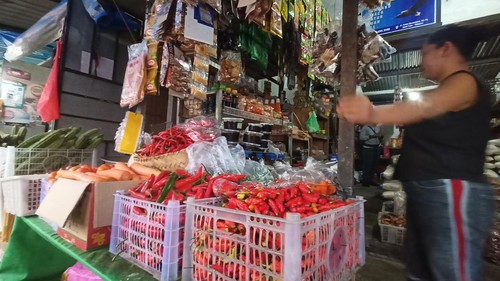 Suasana salah satu toko yang menjual kebutuhan dapur di Pasar Tradisional Dauh Pala, Tabanan, Bali, Rabu (1/6/2022).