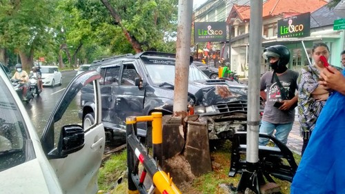 Tabrakan yang melibatkan dua unit mobil terjadi di simpang empat antara Jalan Raya Puputan dengan Jalan Profesor Mohammad Yamin, Kota Denpasar, Rabu (1/6/2022).