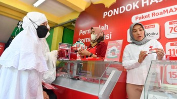 Vice President Consumer Sales Jawa Bali Riny Novitriyanti (kanan) menawarkan kartu Telkomsel kepada jamaah calon haji di posko haji Telkomsel, Asrama Haji Sukolilo, Surabaya, Jawa Timur, Selasa (31/5/2022).