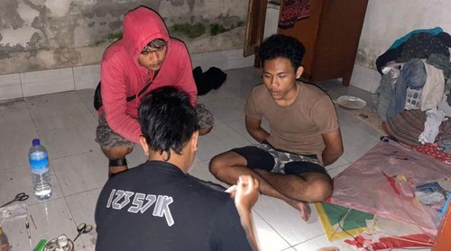 Terduga bernama IGN diamankan dengan barang bukti sabu seberat 0,30 gram bruto, hp, ATM, pipet modif serta uang tunai di Mataram.