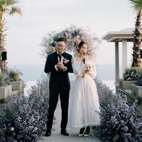 Ada pula gaun yang tampilannya lebih klasik dengan kombinasi material yang delicate dengan renda bernuansa floral, bordir dan lipitan. Maudy Ayunda menyempurnakan gaya tersebut dengan heels putih Christian Louboutin. (Foto: Instagram/@maudyayunda)