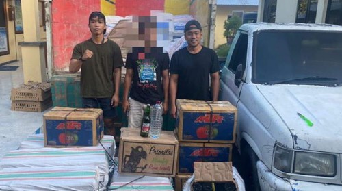 Tim Opsnal Resnarkoba Narkoba Polres Bima Polda NTB berhasil menggagalkan penyelundupan ratusan botol miras berbagai jenis.