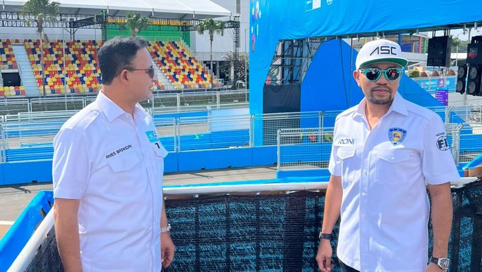 Gubernur DKI Jakarta Anies Baswedan meninjau Jakarta International E-Prix Circuit (JIEC) di Ancol. Dalam kesempatan itu, Anies juga menjajal salah satu mobil listrik Formula E.