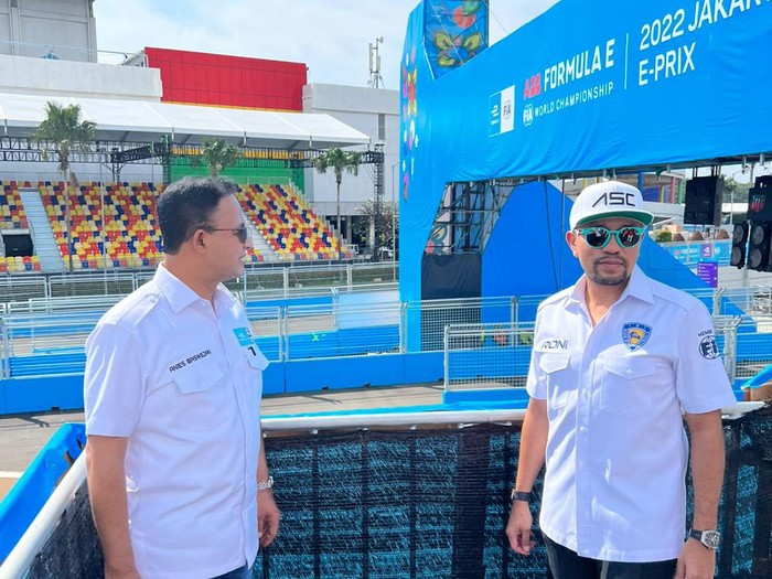 Gubernur DKI Jakarta Anies Baswedan meninjau Jakarta International E-Prix Circuit (JIEC) di Ancol. Dalam kesempatan itu, Anies juga menjajal salah satu mobil listrik Formula E.