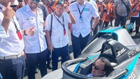 Anies sempat masuk ke dalam mobil Formula E disela-sela kunjungannya ke Sirkuit Ancol. Foto: (Dok. Panitia Formula E)