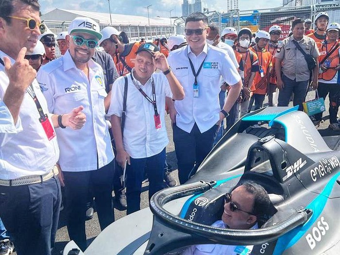 Gubernur DKI Jakarta Anies Baswedan meninjau Jakarta International E-Prix Circuit (JIEC) di Ancol. Dalam kesempatan itu, Anies juga menjajal salah satu mobil listrik Formula E.