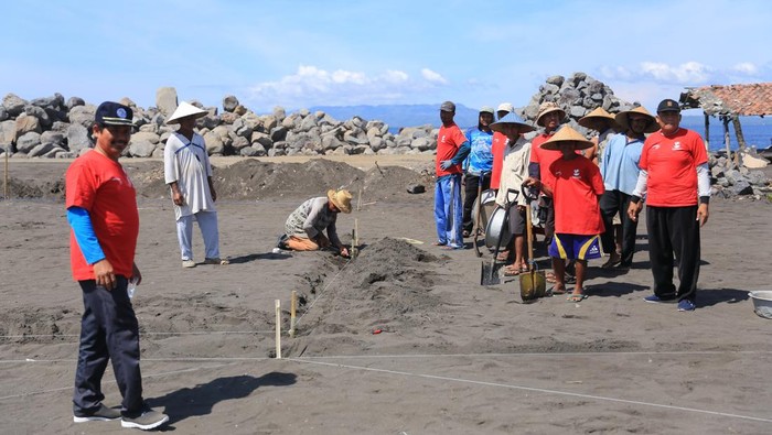 Proses pembangunan tunnel garam di Penggaraman Tradisional Pantai Karangdadi, Desa Kusamba, Selasa (31/5/2022).