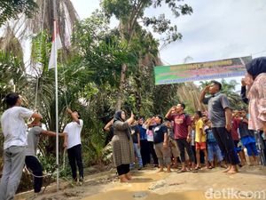 Aksi Warga Asahan Bikin Upacara-Lomba Tangkap Lele di Jalan Rusak