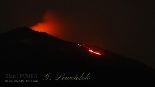 Update visual Gunung Api Ile Lewotolok Rabu (1/5/2022) pukul 20.00 WITA,  teramati lelehan lava dengan jarak luncuran lebih kurang 1000m-1500m ke arah timur.