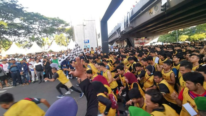 Warga Makassar meramaikan lari maraton di Hari Lahir Pancasila