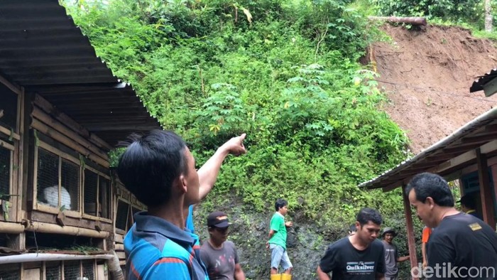 Warga menunjukkan tebing yang longsor hingga menghantam rumah di Dusun Clapar 2, Kalurahan Hargowilis, Kapanewon Kokap, Rabu (1/6/2022)