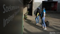 Merry juga mengaku kaget, jika sekarang kunjungan warga ke tempat sejarah inj semakin ramai. 