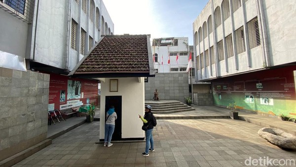 Sejumlah warga yang hendak berolahraga disekitaran Jalan ABC-Braga-Asia Afrika berkunjung ke tempat tersebut untuk melihat monumen sejarah dan mengenang nampak tilas Presiden Soekarno, saat dipenjara di Penjara Banceuy. 