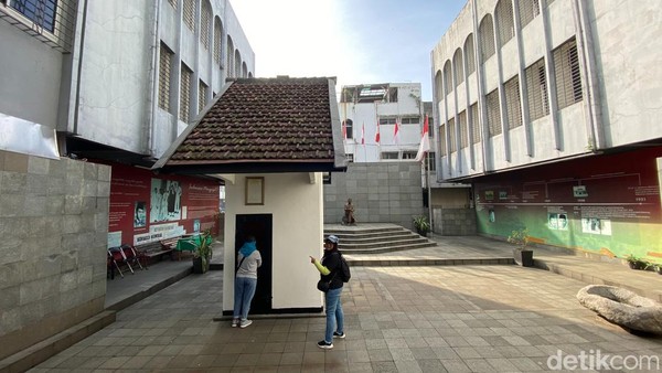 Sejumlah warga yang hendak berolahraga disekitaran Jalan ABC-Braga-Asia Afrika berkunjung ke tempat tersebut untuk melihat monumen sejarah dan mengenang nampak tilas Presiden Soekarno, saat dipenjara di Penjara Banceuy. Sejumlah warga yang hendak berolahraga disekitaran Jalan ABC-Braga-Asia Afrika berkunjung ke tempat tersebut untuk melihat monumen sejarah dan mengenang nampak tilas Presiden Soekarno, saat dipenjara di Penjara Banceuy.Â