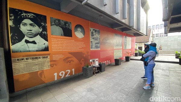 Kamar penjara dan patung Bung Karno menjadi obyek favorit warga untuk berswafoto. Selain itu, pengunjung juga nampak antusias membaca cerita sejarah yang terpampang di dinding tembok. Kamar penjara dan patung Bung Karno menjadi obyek favorit warga untuk berswafoto. Selain itu, pengunjung juga nampak antusias membaca cerita sejarah yang terpampang di dinding tembok.Â