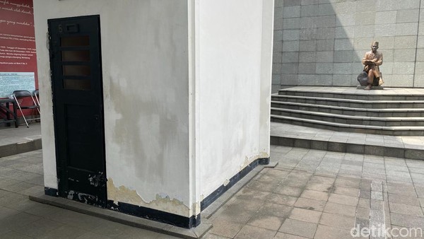 Salah satu pengunjung asal Cimahi Merry Astuti mengatakan, ia sudah kedua kali berkunjung ke tempat bersejarah tersebut. Tapi, dirinya tidak merasa bosan dan datang lagi. Salah satu pengunjung asal Cimahi Merry Astuti mengatakan, ia sudah kedua kali berkunjung ke tempat bersejarah tersebut. Tapi, dirinya tidak merasa bosan dan datang lagi.Â
