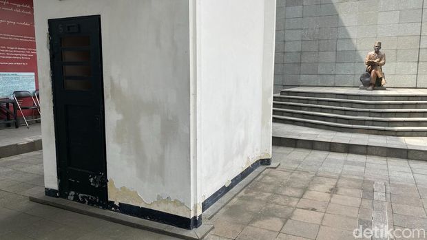 Warga berduyun-duyun mengunjungi Situs Penjara Banceuy yang ada di Jalan ABC, Kota Bandung, Jawa Barat, Rabu (1/6/2022) pagi. Kunjungan warga ini memperingati Hari Kelahiran Pancasila.