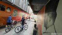 Warga berduyun-duyun mengunjungi Situs Penjara Banceuy yang ada di Jalan ABC, Kota Bandung, Jawa Barat, Rabu (1/6/2022) pagi. Kunjungan warga ini memperingati Hari Kelahiran Pancasila. 