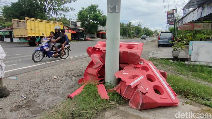 Water barrier atau material blokade jalan yang hancur di simpang tiga Ksatrian, Giripeni, Wates, Kulon Progo, DIY, Rabu (1/6/2022).