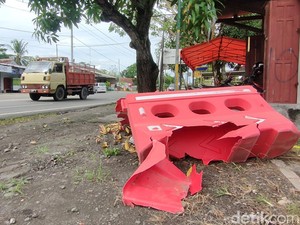 Water Barrier di Kulon Progo Hancur Ditabrak Mobil, Sopir Kabur