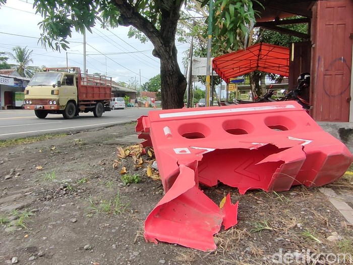 Water barrier atau material blokade jalan yang hancur di simpang tiga Ksatrian, Giripeni, Wates, Kulon Progo, DIY, Rabu (1/6/2022).