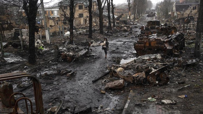 Invasi Rusia ke Ukraina memasuki hari ke-100. Alih-alih mendambakan perdamaian, Ukraina justru mengalami kehancuran yang kian parah.