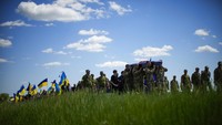 Presiden Ukraina Volodymyr Zelensky menyebut bahwa antara 60 dan 100 tentara Ukraina tewas di medan tempur setiap hari. Sekitar 500 tentara lainnya terluka setiap hari dalam perang. AP Photo
