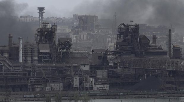 TOPSHOT - Smoke rises from the Azovstal steel plant in the city of Mariupol on May 10, 2022, amid the ongoing Russian military action in Ukraine. (Photo by STRINGER / AFP) (Photo by STRINGER/AFP via Getty Images)