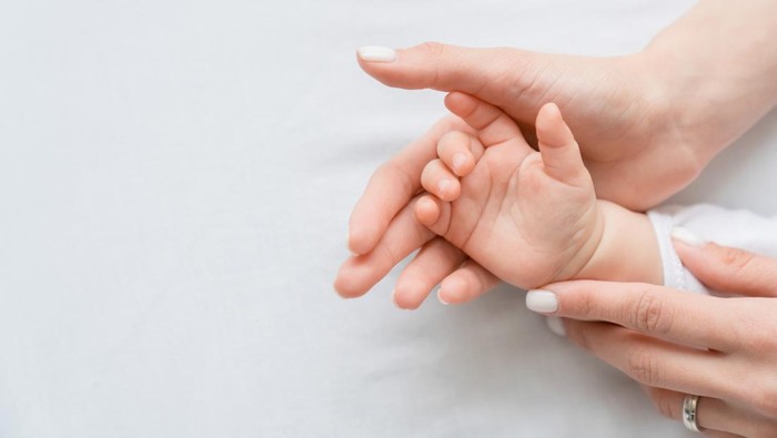 Kisah Haru Penantian 25 Tahun, Wanita Ini Akhirnya Punya Anak di Usia ke-53