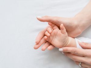 Kisah Haru Penantian 25 Tahun, Wanita Ini Akhirnya Punya Anak di Usia ke-53