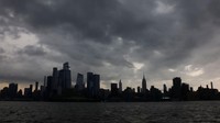Bahkan saat senja, pemandangan ini membuat kota New York tampil hitam putih.