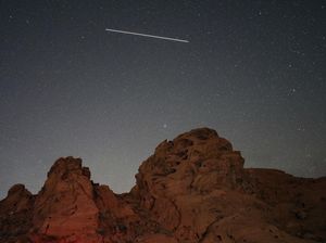 Detik-detik Meteor Melintas Langit Malam di Chili Terekam Kamera
