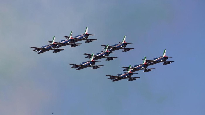 ROME, ITALY - JUNE 02: The Frecce Tricolori fly over Rome during the celebration for the 76th anniversary of the Italian Republic on June 02, 2022 in Rome, Italy. (Photo by Emmanuele Ciancaglini/Ciancaphoto Studio/Getty Images)